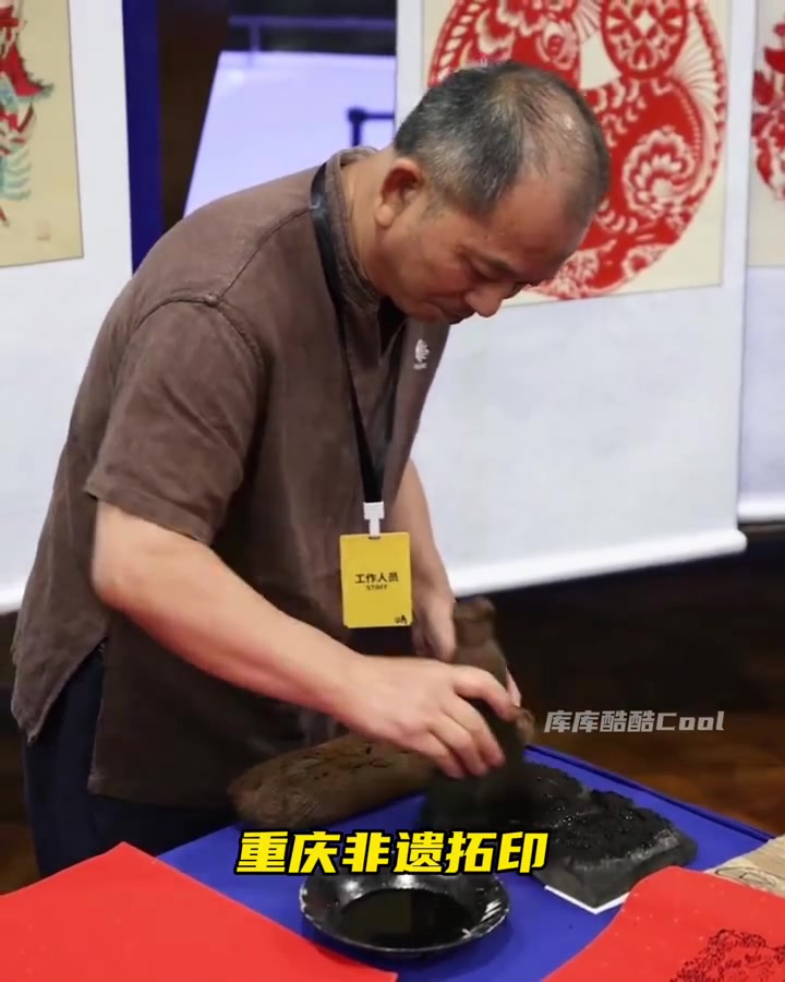 亚博-感受中国传统文化！库里中国行体验重庆非遗拓印&amp;剪纸
